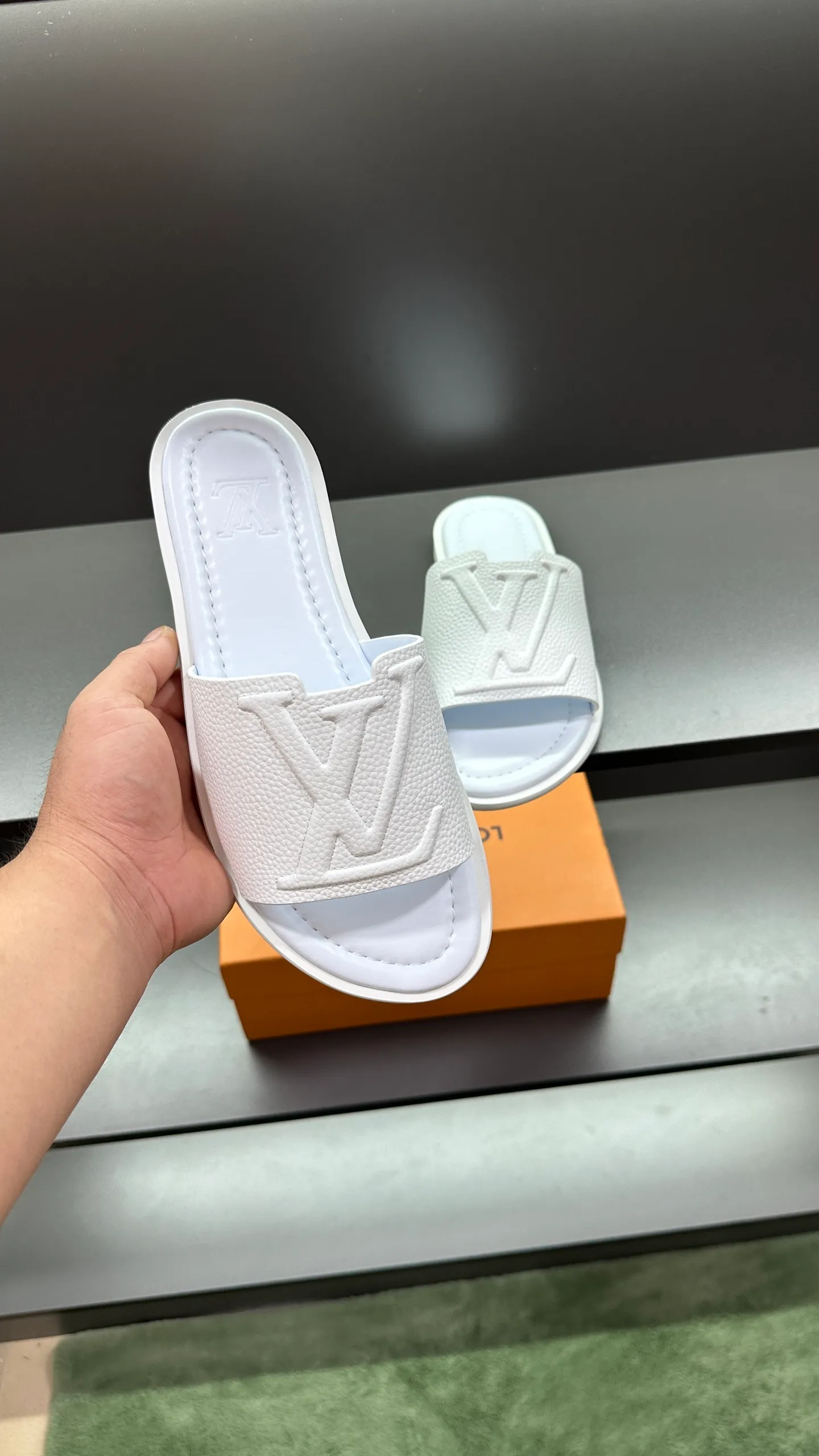 P300 🔍LV Men's Spring and Summer Slippers Counter Synchronization. The uppers are imported cowhide fabrics from Italy, with logo graphics and high-quality craftsmanship. Soles: original soles specially provided by the original factory. Exclusive movable molded soles are super comfortable. Original factory follow-up orders. 🔍🔍High quality. You can enter and leave the counter at will. Welcome to compare. Code number 38-45 No. 058